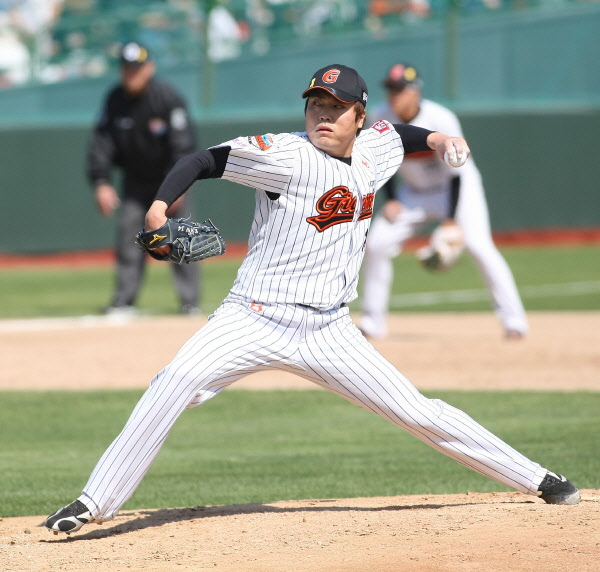 구원등판한 강영식 선수의 역투모습